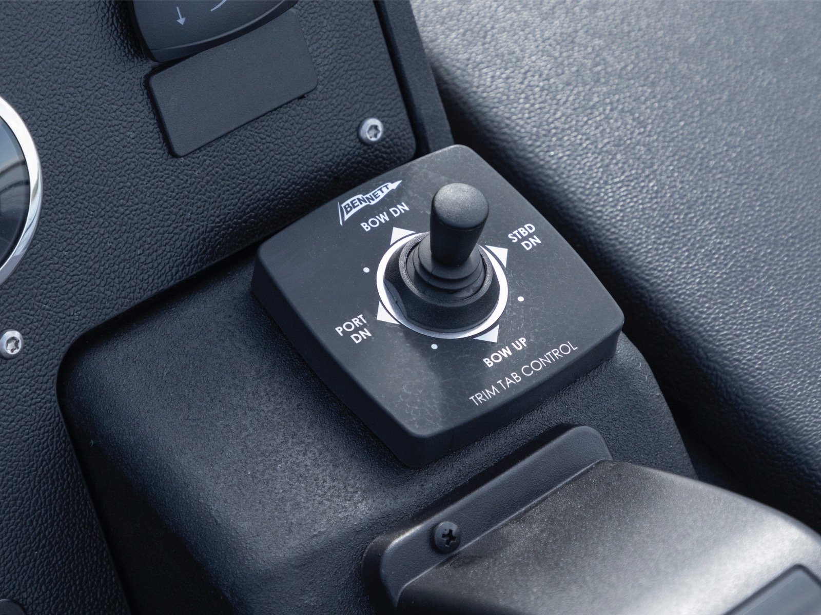 Tab controls. Джойстик гидравлический. Джойстик Volvo. Джойстик в Спринтере. Пульт управления транцевыми плитами mente.